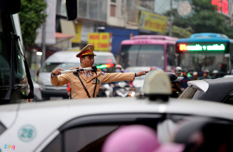 Xe cộ chật vật trở lại thành phố ngày đầu năm mới